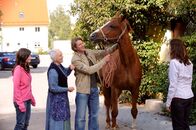 Dahoam is Dahoam – Nicht ahnend, dass seine Freundin Angst vor Pferden hat, macht Sebastian Annalena ein vierbeiniges Geschenk. Von links: Saskia (Joyce Ilg), Theresa Brunner (Ursula Erber), Dr. Sebastian Wildner (Herbert Ulrich) und Annalena Brunner (Heidrun Gärtner).