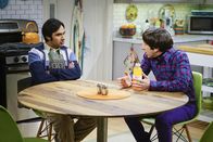 The Big Bang Theory – Raj (Kunal Nayyar, l.) und Howard (Simon Helberg, r.) schmieden einen absoluten Masterplan, um das Problem des quietschenden Bodens in den Griff zu bekommen ...