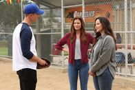 The Rookie – Lucy Chen (Melissa O'Neil, r.) ist beeindruckt von Tim Bradfords (Eric Winter, l.) bemerkenswerter Empathie und seinem einfühlsamen Umgang mit den Kindern auf dem Baseballplatz. Den eigentlichen Grund dafür erfährt sie jedoch von seiner Schwester (Peyton List, M.).