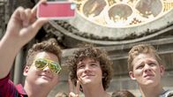 Abschussfahrt - Vier ist einer zu voll – v.li.: Berny (Chris Tall), Paul (Tilman Pörzgen), Max Schmeller (Max von der Groeben)