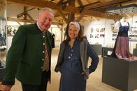 Hoagascht – Moderatorin Christina Oemmer in der Trachtenausstellung des Bergbau- und Gotikmuseums Leogang