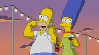 Die Simpsons – Homer (l.); Marge (r.)