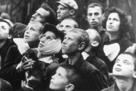 Die Welt in Flammen – Die Bürger Polens erblicken 1939 erstmals deutsche Kriegsflugzeuge über Warschau.