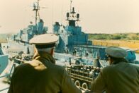 Das Philadelphia Experiment – Das Schlachtschiff “Eldridge“ wurde mit radioaktiver Tarnkappe ausgestattet, die dasSchiff bei Radarn unsichtbar macht. Doch beim ersten Test öffnen sie zudem noch zufällig ein Zeitstrudel und die Crew wird in die Zukunft verfrachtet.
