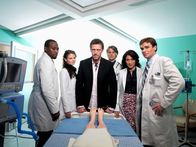 Dr. House – (2. Staffel) - Dr. Gregory House (Hugh Laurie, 3.v.l.) steht ein erstklassiges Team zur Seite: Dr. Eric Foreman (Omar Epps, l.), Dr. Allison Cameron (Jennifer Morrison, 2.v.l.), Dr. Robert Chase (Jesse Spencer, 3.v.r.), Dr. Lisa Cuddy (Lisa Edelstein, 2.v.r.) und Dr. James Wilson (Robert Sean Leonard, r.)