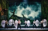 Jean-Philippe Rameau: Platée – Am 21. November 2024 feierte SKUTRs Version von Jean-Philippe Rameaus „Platée“ seine Premiere an der Prager Staatsoper.