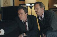 Dr. House – Wilson (Robert Sean Leonard, l.) und House (Hugh Laurie) bewegen sich auf unbekanntem Terrain, als sie sich gemeinsam um Cuddys kleine Tochter Rachel kümmern...