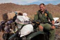 Amerikas heiße Grenze – Nogales, AZ: An agent sitting on an ATV loaded with confiscated bundles of smuggled goods. Smugglers regularly attempt to carry marijuana into the USA, and carry drug payments and weapons into Mexico.