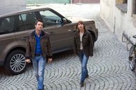 SOKO Kitzbühel – L-R: Lukas Roither (Jakob Seeböck), Karin Kofler (Kristina Sprenger) Staffel 11 Folge 10 Auf der Suche nach Spuren: Jakob Seeböck als Lukas Roither, Kristina Sprenger als Karin Kofler Copyright: SRF/ORF