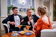 Sturm der Liebe – Greta (Laura Osswald, r.) ist überrumpelt, als Miro (Pablo Sprungala, M. und Jo Weil, l.) versucht, sie auf dem Casinoabend zu vereinnahmen.
