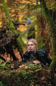 Watzmann ermittelt – Caro (Sarah Thonig) wartet im Wald auf den Wilderer.