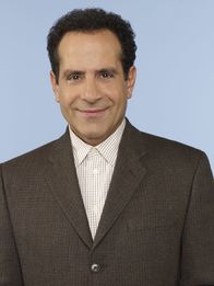 Monk – (6. Staffel) - Adrian Monk (Tony Shalhoub) besitzt ein fotografisches Gedächtnis und auch seine Fähigkeiten, Fälle zu lösen sind einzigartig.