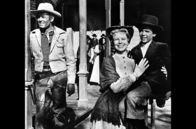 Der Stern des Gesetzes – Zum Geburtstag des beliebten Arztes Dr. McCord steht die ganze Stadt bereit, um ihm ein Ständchen zu singen. So auch Morgan (Henry Fonda, li.) mit Nona (Betsy Palmer, Mi.) und ihrem Sohn Kip (Michel Ray, re.).
