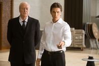 The Dark Knight – Müssen mitansehen, wie der Joker Gotham City in ein anarchisches Chaos stürzt: Bruce Wayne alias Batman (Christian Bale, r.) und Butler Alfred (Michael Caine, l.) ...