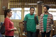 Community – Langsam kommen Annie (Alison Brie, l.) Zweifeln: Ist es wirklich eine gute Idee, zu den beiden Kindsköpfen Troy (Danny Glover, M.) und Abed (Danny Pudi, r.) zu ziehen?