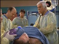 Diagnose: Mord – Der unter Mordverdacht stehende Dr. Frederick Wilson (Jim Ortlieb, l.) darf unter Marks (Dick Van Dyke, r.) Aufsicht eine Operation zu Ende bringen.