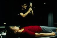 Anatomie – Paula (Franka Potente) wird plötzlich selbst zur Zielscheibe medizinischer Experimente, als Caspar (Sebastian Blomberg) versucht, seine medizinischen Fähigkeiten an ihr zu erproben.