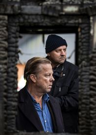 Mankells Wallander – Kommissar Wallander (Krister Henriksson) und sein Kollege Nyberg (Mats Bergman) untersuchen ein niedergebranntes Haus.