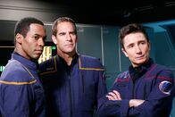 Star Trek: Enterprise – Überlegen wie sie T'Pol ind Trip aus den Fängen von Paxton befreien können: Mayweather (Anthony Montgomery, l.) Archer (Scott Bakula, M.) und Reed (Dominic Keating, r.) ...