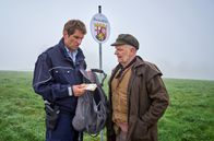 Mord mit Aussicht – Schäfer Georg Kappes (Thomas Krutmann, r.) und Heino (Sebastian Schwarz, l.) teilen nun ein Geheimnis. Niemand darf etwas von der gefundenen Tasche voller Geld erfahren.