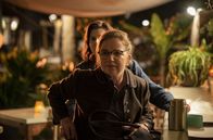 Rückkehr nach Rimini – Maria (Lena Stolze, vorne) und Fritzi (Miriam Maertens) sind den drei Freunden heimlich hinterher gereist.