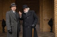 Babylon Berlin – Der „Blaue Rothschild“ bringt Unglück: Goldstein (Mark Ivanir, li.) und Grün (Moisej Bazijan) kennen das Geheimnis des Diamanten.