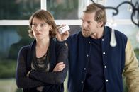 Der letzte Bulle – Was hat Frau Prof. Dr. Mittenzwey (Kirsten Block, l.) mit dem ermordeten Kindergärtner zu tun?: Mick (Henning Baum, r.) und Andreas stehen vor einem Rätsel ?