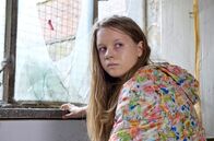 Großstadtrevier – Hanna Weber (Lilly Barshy) braucht dringend ärztliche Behandlung, doch sie ist in einem verlassenen Fabrikgebäude eingesperrt.