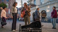 SOKO München – Katharina Hahn (Bianca Hein, l.) stattet Edgar Seiler (Dieter Landuris, r.) einen Besuch an seinem Platz in der Münchner Innenstadt ab.