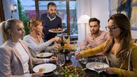 Zaun an Zaun – Kenan (Adnan Maral, 3. v. li.) und Lissi (Esther Schweins, 2. v. li.) laden ihre Kinder ein. Aysel (Gizem Emre, re.), Can (Aram Arami) und Sofie (Jeanne Goursaud, li.) haben aber wenig Lust auf Patchwork.