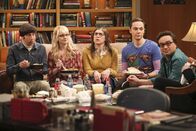 The Big Bang Theory – Sind mit ganz unterschiedlichen Themen beschäftigt: (v.l.n.r.) Howard (Simon Helberg), Bernadette (Melissa Rauch), Amy (Mayim Bialik), Sheldon (Jim Parsons) und Leonard (Johnny Galecki)