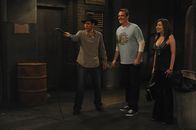 How I Met Your Mother – Lily (Alyson Hannigan, r.) und Marshall (Jason Segel, M.) haben eine besondere Überraschung für Ted (Josh Radnor, l.) ...