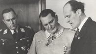 Der Zweite Weltkrieg – Oberbefehlshaber der deutschen Luftwaffe, Hermann Göring (M.), mit seinem Adjutanten Karl Bodenschatz (l.) und dem Ingenieur Willy Messerschmitt (r.).