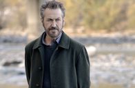 Der Kommissar und die Alpen – Rocco Schiavone (Marco Giallini) am Fundort der Leiche.