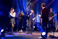 Sternstunde Musik – We Will Rock you – Schweizer Stars singen Queen vl.l Ilira, Nic Maeder, Tom Gisler 2020 Copyright: SRF/Oscar Alessio