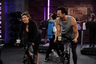 Call Me Kat – Kat (Mayim Bialik, l.); Max (Cheyenne Jackson, r.)