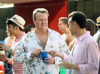 Modern Family – Cameron (Eric Stonestreet, l.), Langham (Fred Armisen)