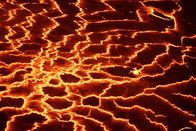 Faszination Erde – Der Vulkan Nyiragongo in der Demokratischen Republik Kongo ist der aktivste und gefährlichste Vulkan der Welt. Sein Krater füllt sich seit 15 Jahren mit Lava. Der See kocht unablässig. Die Lava des Vulkans ist extrem dünnflüssig: bei einem Ausbruch fließt sie mit 60 Kilometern pro Stunde ins Tal. Das macht den Vulkan so brandgefährlich.