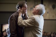 Der Ja-Sager – Durch den Motivationstrainer Terrence Bundley (Terence Stamp, r.) wird der Pessimist Carl Allen (Jim Carrey, l.) zu einem notorischen Ja-Sager ...