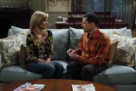 Two and a Half Men – Alans (Jon Cryer, r.) Freundin Lyndsey (Courtney Thorne-Smith, l.) hat eine Vergangenheit als Buchmacherin, von der Alan allerdings nichts wissen soll. Sie vertraut sich Charlie an, bittet ihn aber, nichts zu verraten. Alan spürt, dass zwischen den beiden irgendetwas läuft und vermutet ein Verhältnis zwischen ihnen. Er übertreibt mal wieder maßlos und macht in seinem Wahn alles zunichte ...