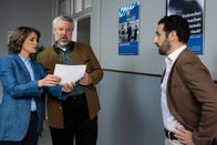 Die Rosenheim-Cops – Die Kommissare Andresen (Sophie Melbinger, l.) und Stadler (Dieter Fischer, M.) sind Controller Donato (Paul Brusa, r.) dankbar, dass er sie bei der Überprüfung der Finanzen des Verdächtigen unterstützt.