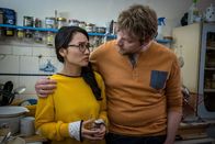 Notruf Hafenkante – Christoph (Knud Riepen, r.) versteht nicht, was Mei-Lou (Mai Duong Kieu, l.) an Adam findet.