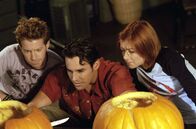 Buffy - Im Bann der Dämonen – Oz (Seth Green, l.), Xander (Nicholas Brendon), Willow (Alyson Hannigan) Die Verwendung des sendungsbezogenen Materials ist nur mit dem Hinweis und Verlinkung auf RTL+ gestattet.; Oz (Seth Green, l.), Xander (Nicholas Brendon), Willow (Alyson Hannigan) Die Verwendung des sendungsbezogenen Materials ist nur mit dem Hinweis und Verlinkung auf RTL+ gestattet.