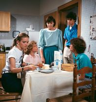 Ich heirate eine Familie – Am morgendlichen Frühstückstisch werden die Kinder durch Angi über Werners plötzliche Operation benachrichtigt. Es scheint sehr schlecht um Werner zu stehen. Auch der Freund Tanjas, Duffy, ist bestürzt. (V.li.n.re.: Julia Biedermann, Tarek Helmy, Thekla Carola Wied, Felix Martin, Timmo Niesner).