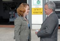 Um Himmels Willen – Barbara (Anna-Luise Kiss) schwatzt Brotbeck (Christian Thöny) ein Kombi ab.