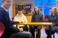 Wie gut ist unser Grundgesetz? – Waren die Schulschließungen in der Pandemie zu hart? ARD-Rechtsexperte Frank Bräutigam spricht mit den Schüler:innen (v.l.n.r.). Siamo, Silvan und Pia.