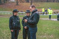 Der Giftanschlag von Salisbury – Der Polizist Nick Bailey (Rafe Spall, re.) und seine Kollegin Tracy Holloway (Natalie Klamar, li.) sind an einem neuen Fall dran. In Salisbury wurden der ehemalige Doppelagent Sergej Skripal und seine Tochter Julia bewusstlos auf einer Parkbank aufgefunden