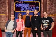 Wer weiß denn sowas? – Moderator Kai Pflaume (M.) und seine Rateteam-Kapitäne Bernhard Hoëcker (l.) und Elton (r.) begrüßen in dieser Sendung die Violinistin Lisa Batiashvili (2.v.l.) und den Geiger David Garrett (2.v.r.).