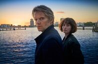Kommissar van der Valk – Kommissar Van der Valk (Marc Warren) und Kollegin Lucienne (Maimie McCoy) ermitteln in einem ungewöhnlichen Mordfall.