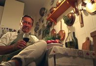 Im Bauch von ... – Gian Marco Mazzanti sucht auf dem Markt nach den besten Erzeugnissen für seine ausgewählten historischen Rezepte - und genießt das Resultat mit einem Glas Wein.